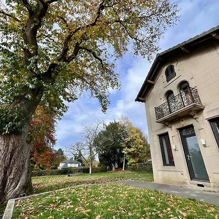 La Pomponnette Sedan